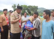 Di sela Upacara Penutupan Perkemahan Saka Bhayangkara 2025, Kapolres Tapsel, AKBP Yon Edi Winara, menyalurkan bansos kepada 15 warga sekitar Kecamatan Angkola Muaratais