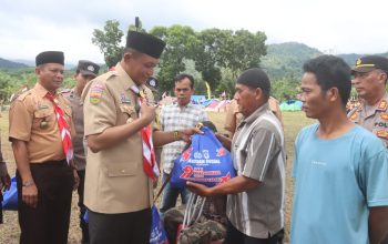 Di sela Upacara Penutupan Perkemahan Saka Bhayangkara 2025, Kapolres Tapsel, AKBP Yon Edi Winara, menyalurkan bansos kepada 15 warga sekitar Kecamatan Angkola Muaratais