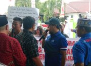 Dituding suka memeras dan neko-neko, puluhan massa koalisi LSM dan wartawan menggeruduk Kantor Kemenag Asahan untuk meminta Kakan Kemenag Asahan, Abdul Manan mempertanggung jawabkan pernyataannya