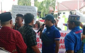 Dituding suka memeras dan neko-neko, puluhan massa koalisi LSM dan wartawan menggeruduk Kantor Kemenag Asahan untuk meminta Kakan Kemenag Asahan, Abdul Manan mempertanggung jawabkan pernyataannya