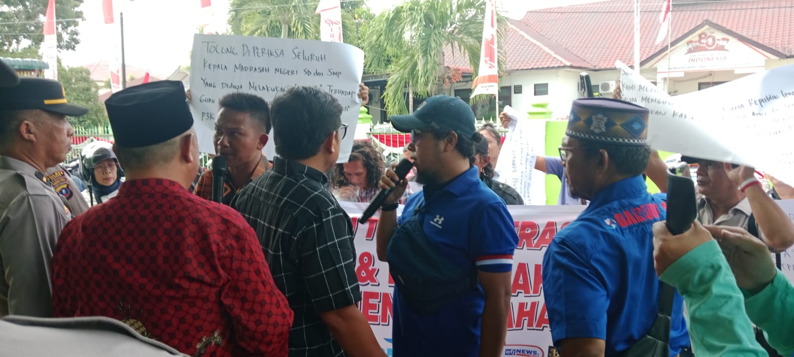 Dituding suka memeras dan neko-neko, puluhan massa koalisi LSM dan wartawan menggeruduk Kantor Kemenag Asahan untuk meminta Kakan Kemenag Asahan, Abdul Manan mempertanggung jawabkan pernyataannya