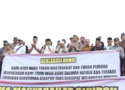 Kapolres Tapsel AKBP Yon Edi Winara, Sekda Sofyan Adil, serta ratusan tokoh saat doa bersama di sela deklarasi damai guna mengantisipasi gejolak keamanan dan ketertiban nasional yang terjadi pada sejumlah kota besar di Indonesia