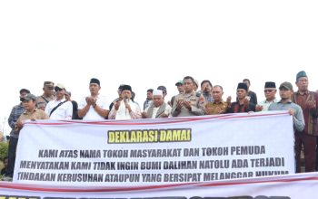 Kapolres Tapsel AKBP Yon Edi Winara, Sekda Sofyan Adil, serta ratusan tokoh saat doa bersama di sela deklarasi damai guna mengantisipasi gejolak keamanan dan ketertiban nasional yang terjadi pada sejumlah kota besar di Indonesia