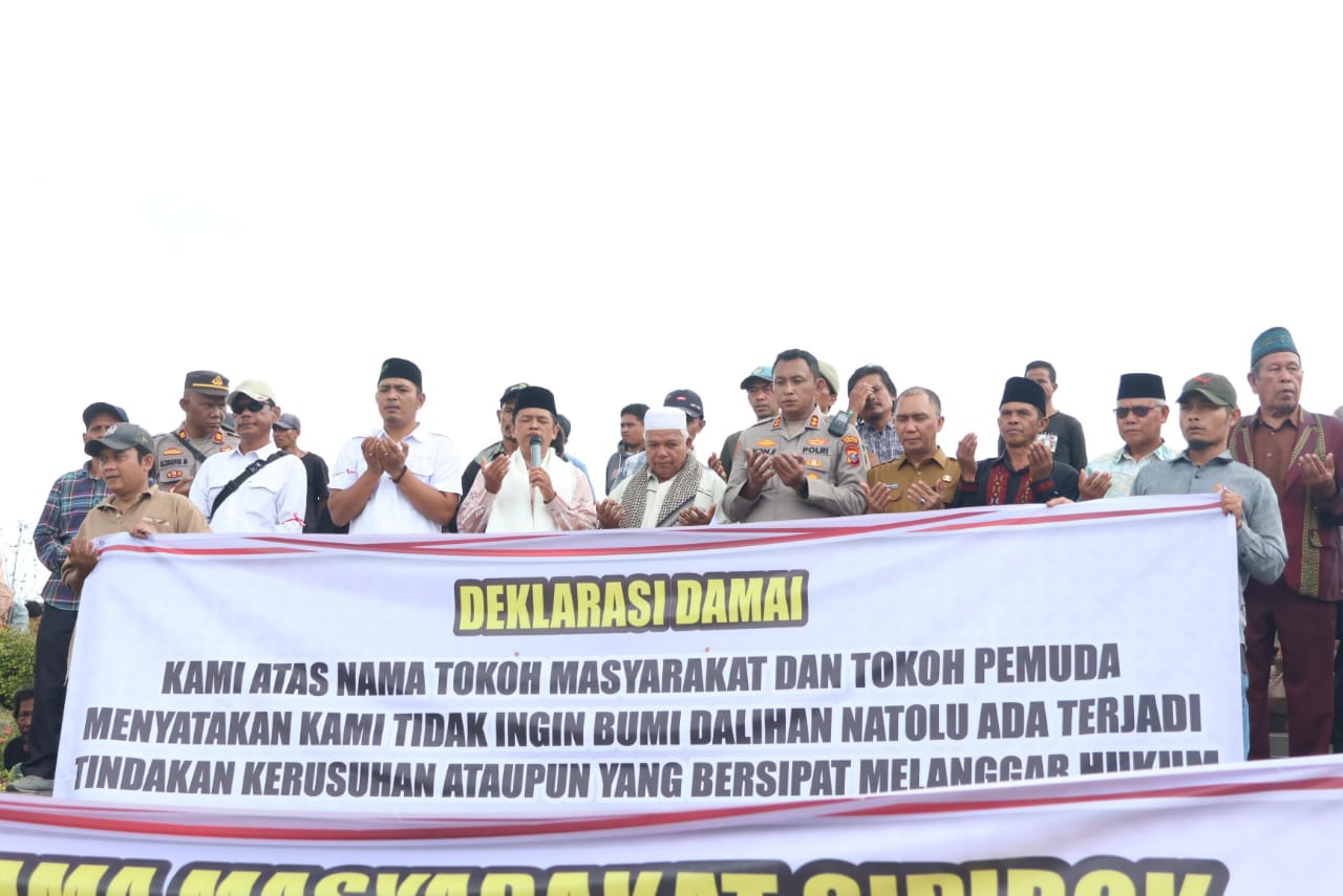 Kapolres Tapsel AKBP Yon Edi Winara, Sekda Sofyan Adil, serta ratusan tokoh saat doa bersama di sela deklarasi damai guna mengantisipasi gejolak keamanan dan ketertiban nasional yang terjadi pada sejumlah kota besar di Indonesia