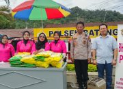 Kapolsek Batang Toru, AKP Penggar Marinus Siboro, didampingi Kanit Reskrim, Ipda Hary Agus Pohan, dan para Pengurus Bhayangkari, saat menyalurkan 400 karung ukuran 5 Kg atau lebih kurang 2 Ton beras murah ke masyarakat dalam rangka program GPM
