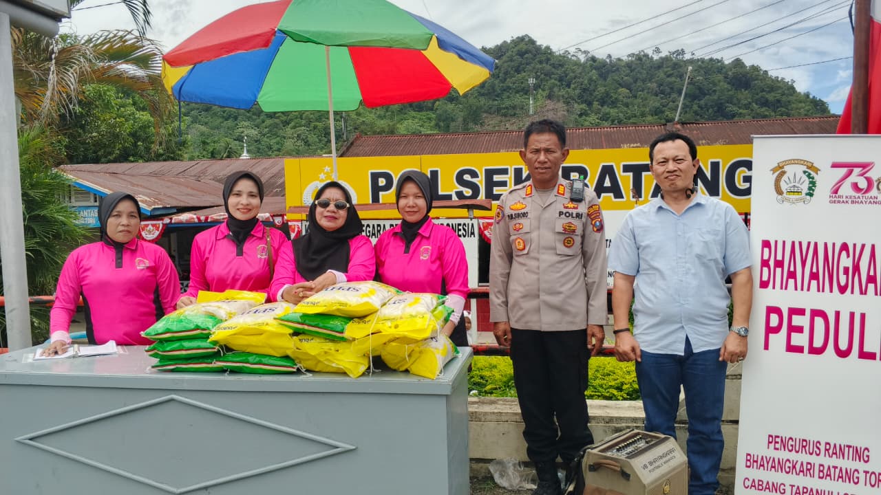 Kapolsek Batang Toru, AKP Penggar Marinus Siboro, didampingi Kanit Reskrim, Ipda Hary Agus Pohan, dan para Pengurus Bhayangkari, saat menyalurkan 400 karung ukuran 5 Kg atau lebih kurang 2 Ton beras murah ke masyarakat dalam rangka program GPM