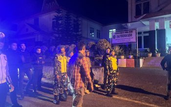 Personel gabungan dari Polres Tapsel, TNI, dan Satpol PP saat menggelar Patroli Skala Besar pasca aksi unjuk rasa di DPR RI