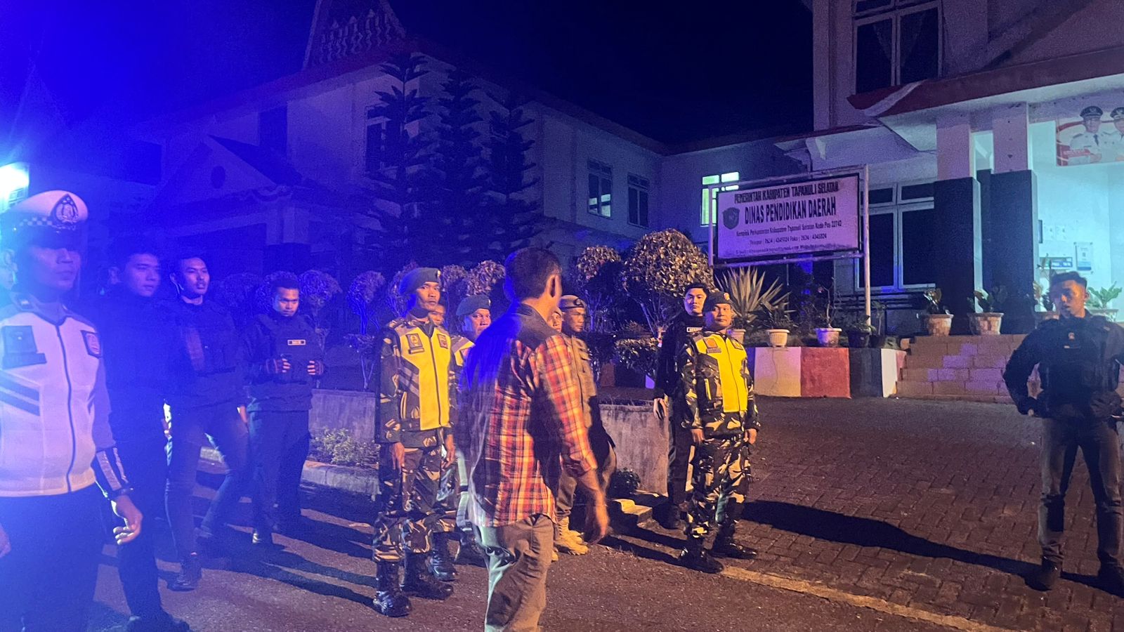 Personel gabungan dari Polres Tapsel, TNI, dan Satpol PP saat menggelar Patroli Skala Besar pasca aksi unjuk rasa di DPR RI