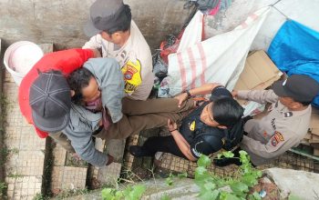 Tindakan cepat Kanit Reskrim Polsek Sipirok, Ipda Supriyadi, bersama anggota dan masyarakat saat membopong salah satu warga yang sedang sakit menuju RS