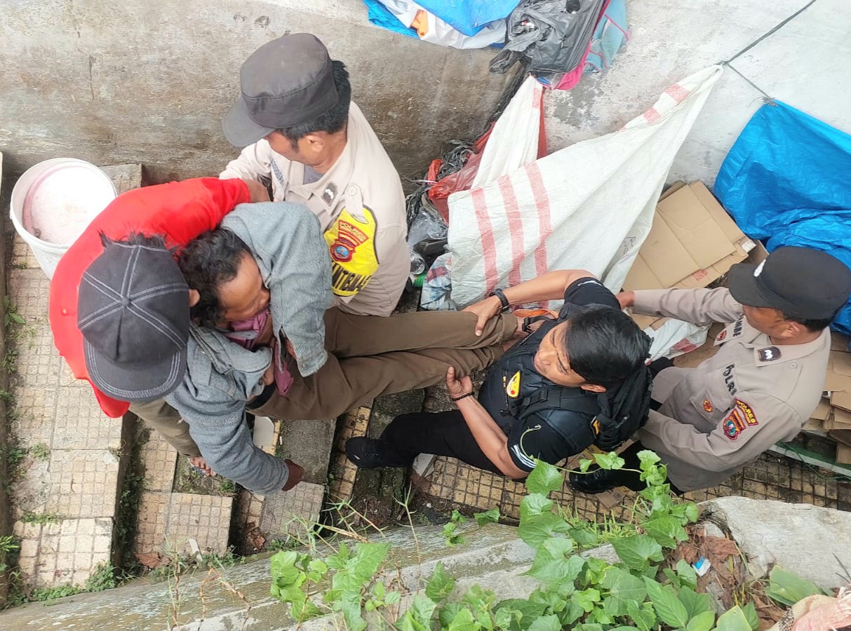 Tindakan cepat Kanit Reskrim Polsek Sipirok, Ipda Supriyadi, bersama anggota dan masyarakat saat membopong salah satu warga yang sedang sakit menuju RS