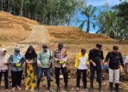 Bhabinkamtibmas Polsek Batang Toru, Brigpol Wendi Pramono, turun langsung menanam jagung di lahan seluas lebih kurang 1 Hektare milik masyarakat sebagai upaya mendukung kemandirian pangan di Kabupaten Tapanuli Selatan
