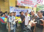 Kanit Reskrim Polsek Batang Angkola, Ipda Ansor Harahap, dan lainnya, saat menyalurkan beras murah ke masyarakat