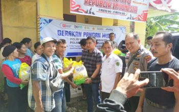 Kanit Reskrim Polsek Batang Angkola, Ipda Ansor Harahap, dan lainnya, saat menyalurkan beras murah ke masyarakat