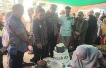 Bersama Wabup Tapsel, Jafar Syahbuddin Ritonga, dan lainnya, Kapolsek Sipirok, Iptu Aswin Manurung, melakukan sidak ke Pasar Pekan Sipirok