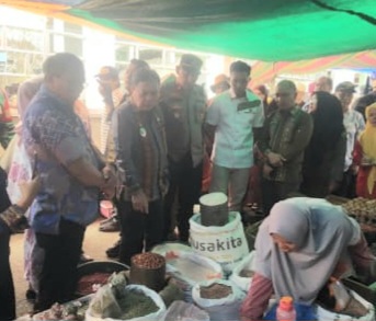 Bersama Wabup Tapsel, Jafar Syahbuddin Ritonga, dan lainnya, Kapolsek Sipirok, Iptu Aswin Manurung, melakukan sidak ke Pasar Pekan Sipirok