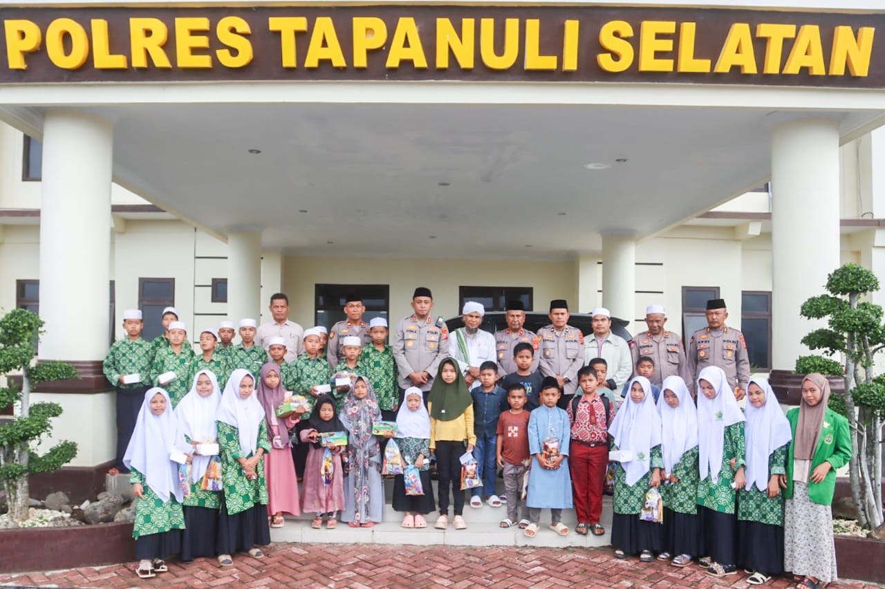 Kapolres Tapsel, AKBP Yon Edi Winara, dan jajaran menggelar doa serta yasinan bersama anak yatim maupun santri Pondok Pesantren Nurul Falah dalam rangka mendoakan agar situasi Kamtibmas di seluruh Indonesia segera pulih, kembali tertib dan damai