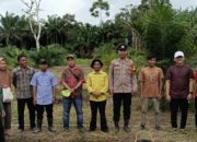 Bersama dinas terkait dan masyarakat, Bhabinkamtibmas Polsek Batang Toru, Brigpol Wendi Pramono, melaksanakan kegiatan penanaman jagung di Desa Simataniari, Kecamatan Angkola Sangkunur