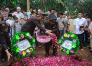 Kapolsek Batang Toru, AKP Penggar Marinus Siboro, saat menaburkan bunga di tempat persemayaman terakhir personel Bhabinkamtibmasnya, Ipda Ahmad Zubir Ritonga