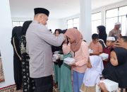 Kapolres Tapsel, AKBP Yon Edi Winara, memberi santunan ke anak yatim seusai kegiatan peringatan Maulid Nabi Muhammad SAW yang dirangkai dengan doa bersama untuk negeri