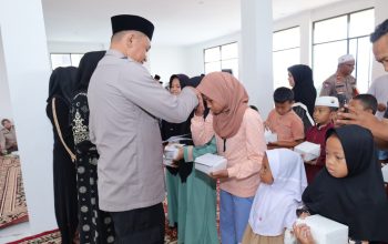 Kapolres Tapsel, AKBP Yon Edi Winara, memberi santunan ke anak yatim seusai kegiatan peringatan Maulid Nabi Muhammad SAW yang dirangkai dengan doa bersama untuk negeri