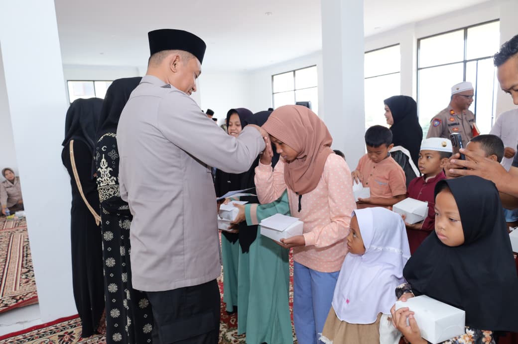 Kapolres Tapsel, AKBP Yon Edi Winara, memberi santunan ke anak yatim seusai kegiatan peringatan Maulid Nabi Muhammad SAW yang dirangkai dengan doa bersama untuk negeri