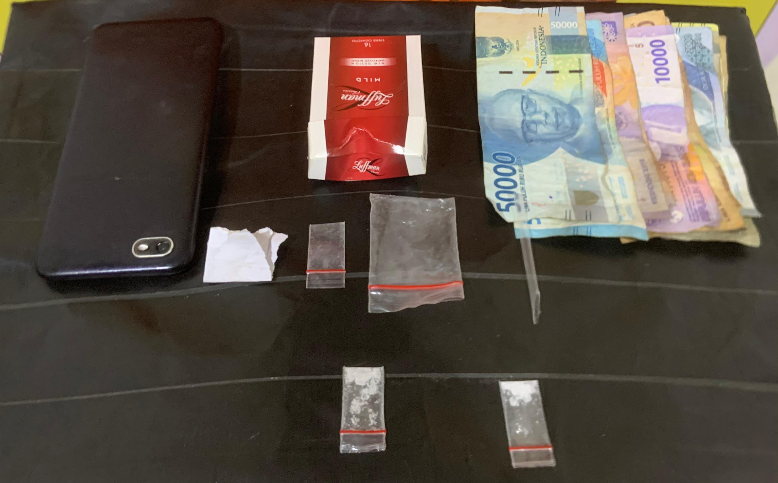 Berikut barang bukti narkotika jenis sabu dan lainnya yang berhasil disita Tim Opsnal Satresnarkoba Polres Tapsel dari tangan seorang pengedar berinisial, RH