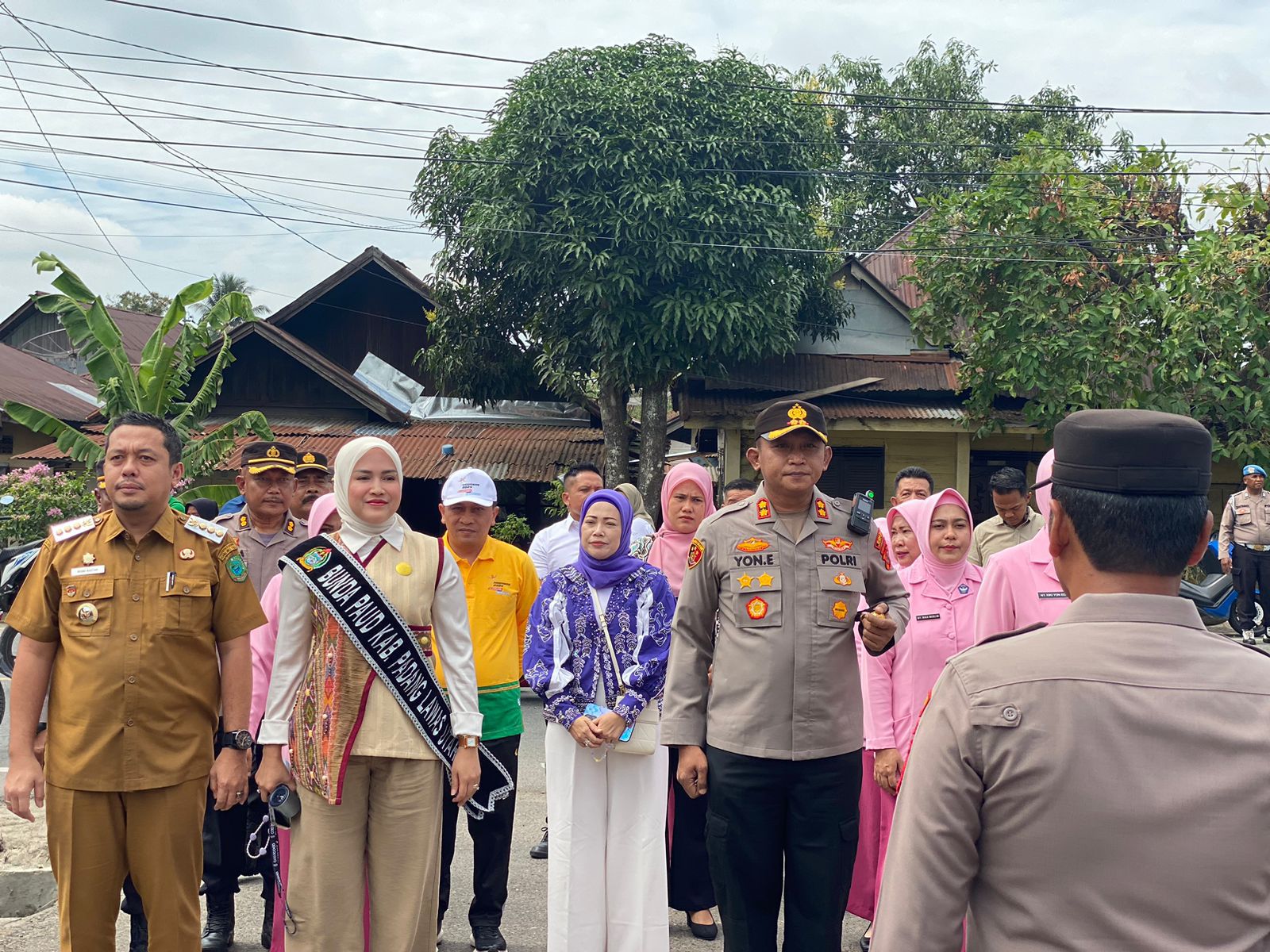 Kapolsek Padang Bolak, AKP Muallim Harahap, saat menyambut rombongan Kapolres Tapsel, AKBP Yon Edi Winara, dan Bupati Paluta, Reski Basyah Harahap, di sela peresmian renovasi Kelas baru TK Kemala Bhayangkari 17 Gunung Tua