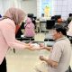 Dalam rangka HPN 2025, Karyawan BRI Cabang Padangsidimpuan tampak memberi layanan prima dengan memberi snack kepada nasabah yang sedang mengantre