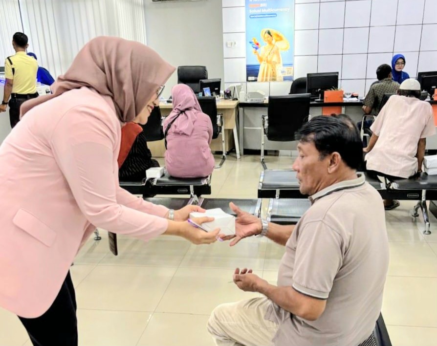 Dalam rangka HPN 2025, Karyawan BRI Cabang Padangsidimpuan tampak memberi layanan prima dengan memberi snack kepada nasabah yang sedang mengantre