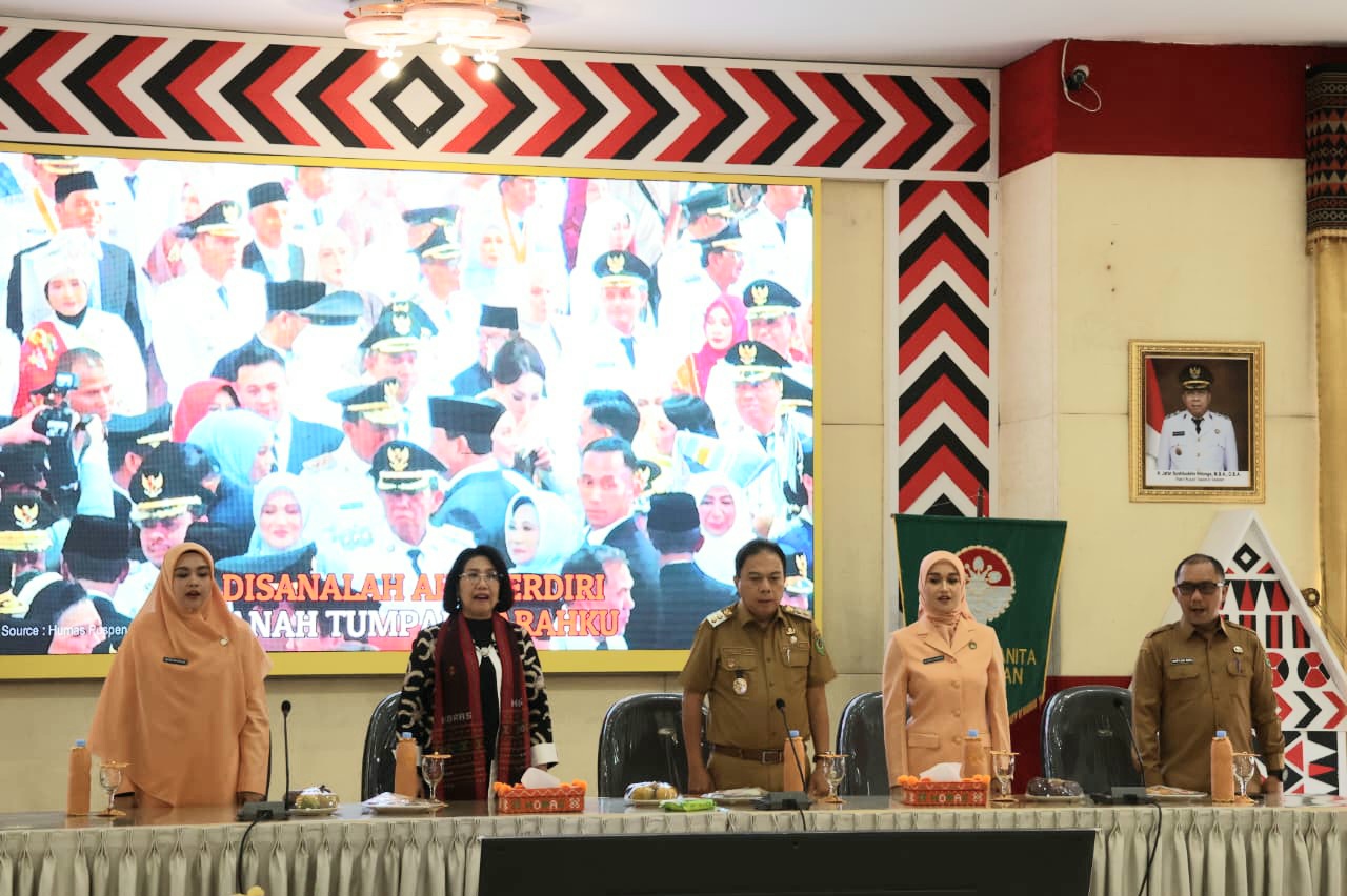 Wabup Tapsel, Jafar Syahbuddin Ritonga, bersama Ketua DWP Sumut Ny Dita Togap Simangunsong, Penasehat DWP Tapsel Ny Zakia Syahbudin Ritonga, Sekretaris Daerah Tapsel Sofyan Adil, Ketua DWP Tapsel Ny Ira Sofyan Adil, di sela sosialisasi AD/ART DWP di Aula Sarasi, Lantai III, Kantor Bupati Tapsel, Kecamatan Sipirok