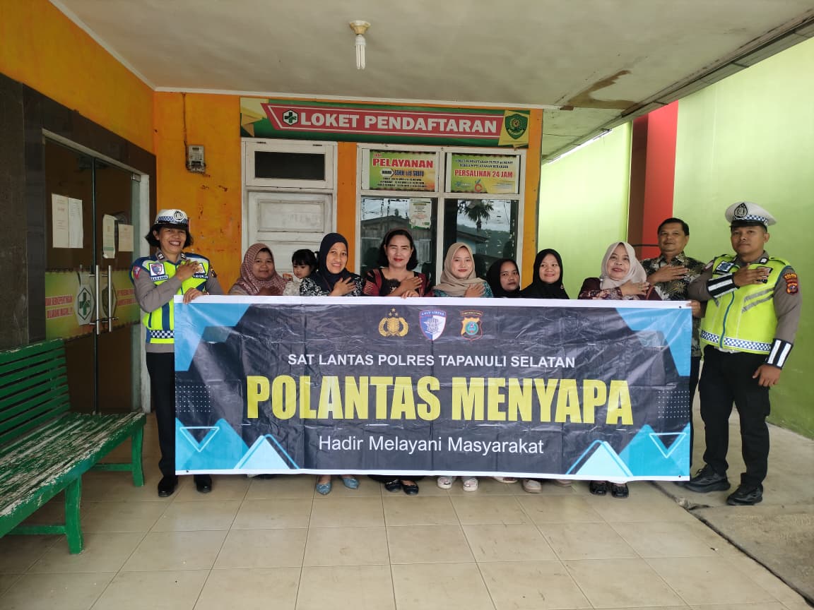 Kanit Kamsel Sat Lantas Polres Tapsel, Aiptu Kasianna Saragih, bersama Brigadir Karya Sitanggang, saat menggelar kegiatan 'Polantas Menyapa' di UPTD Puskesmas Pargarutan dalam rangka memberi edukasi tentang tertib berlalu lintas