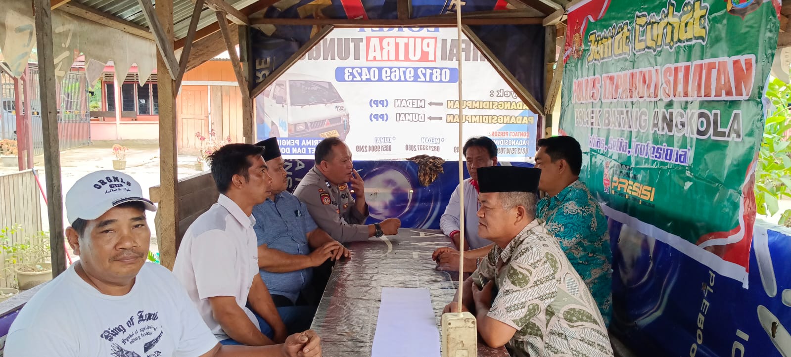 Bhabinkamtibmas Polsek Batang Angkola, Aiptu Ahmad Ridoan Nasutioan, saat menggelar program Jumat Curhat bersama beberapa Kades se-Kecamatan Angkola Selatan di Desa Sibongbong