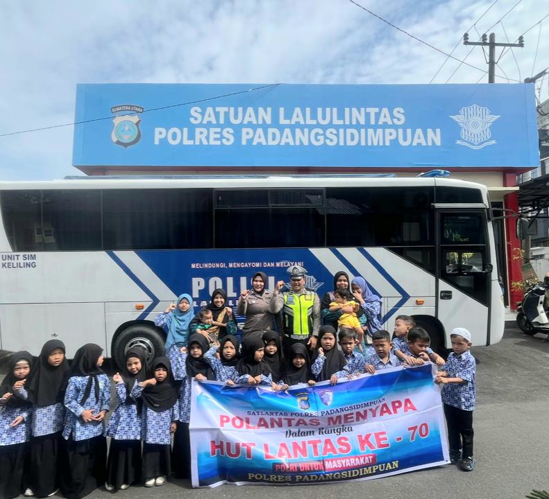 Jajaran Sat Lantas Polres Padangsidimpuan saat menggelar 'Polantas Menyapa' kepada anak-anak TK Rumah Qur'an Kaffah dalam rangka memberi edukasi terkait budaya tertib berlalu lintas sejak dini