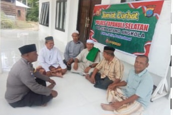 Bhabinkamtibmas Polsek Batang Angkola, Aiptu Ahmad Ridoan Nasution, saat menggelar program Jumat Curhat bersama beberapa Kades se-Kecamatan Angkola Selatan di Desa Sibongbong