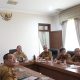 Bupati Tapsel, Gus Irawan Pasaribu, beserta jajaran saat zoom meeting bersama Kakanwil BPN Sumut Sri Pranoto, Kepala BPN Tapsel Anita Noveria Lismawaty, dan perwakilan BPKH Wilayah I Medan Rano Karno, dalam rangka membahas percepatan penyelesaian konflik lahan di TPL