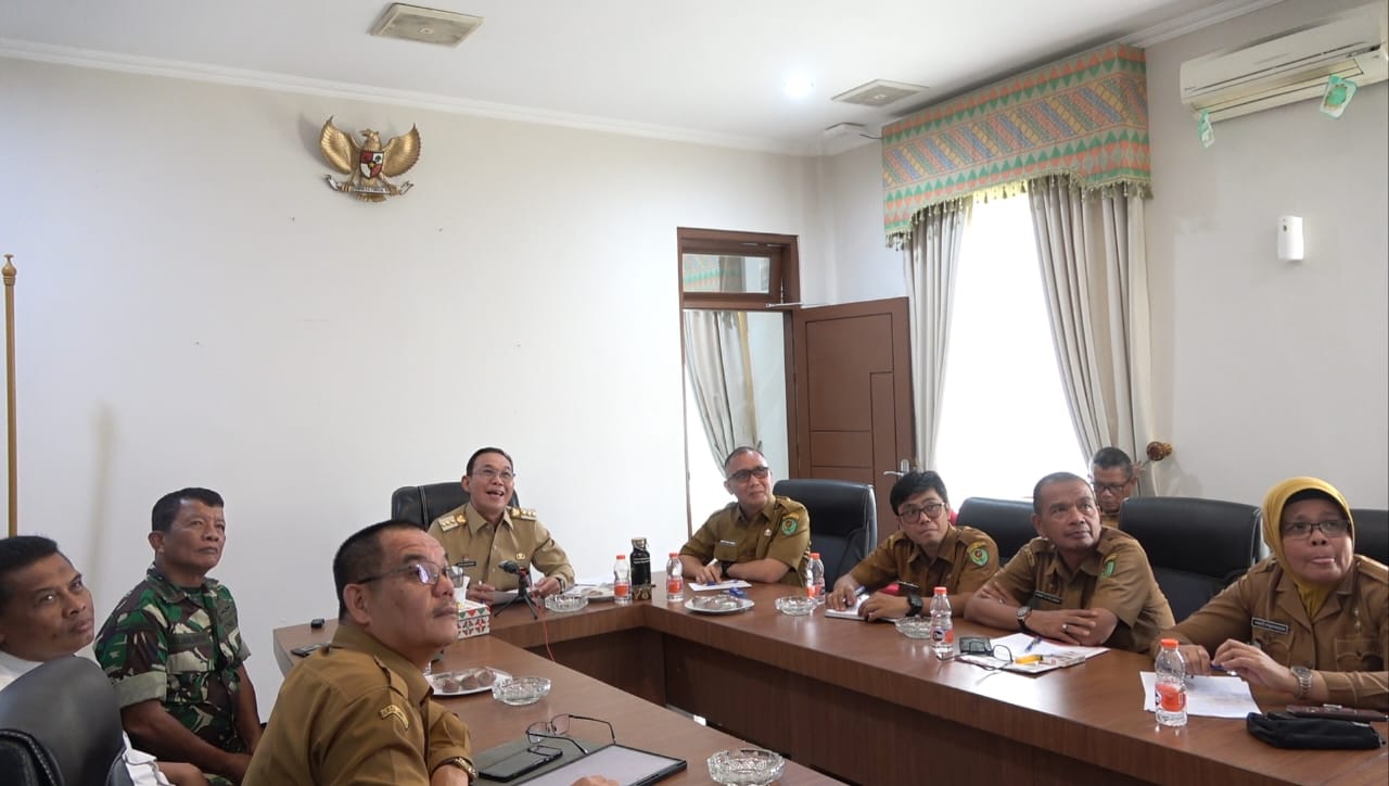 Bupati Tapsel, Gus Irawan Pasaribu, beserta jajaran saat zoom meeting bersama Kakanwil BPN Sumut Sri Pranoto, Kepala BPN Tapsel Anita Noveria Lismawaty, dan perwakilan BPKH Wilayah I Medan Rano Karno, dalam rangka membahas percepatan penyelesaian konflik lahan di TPL