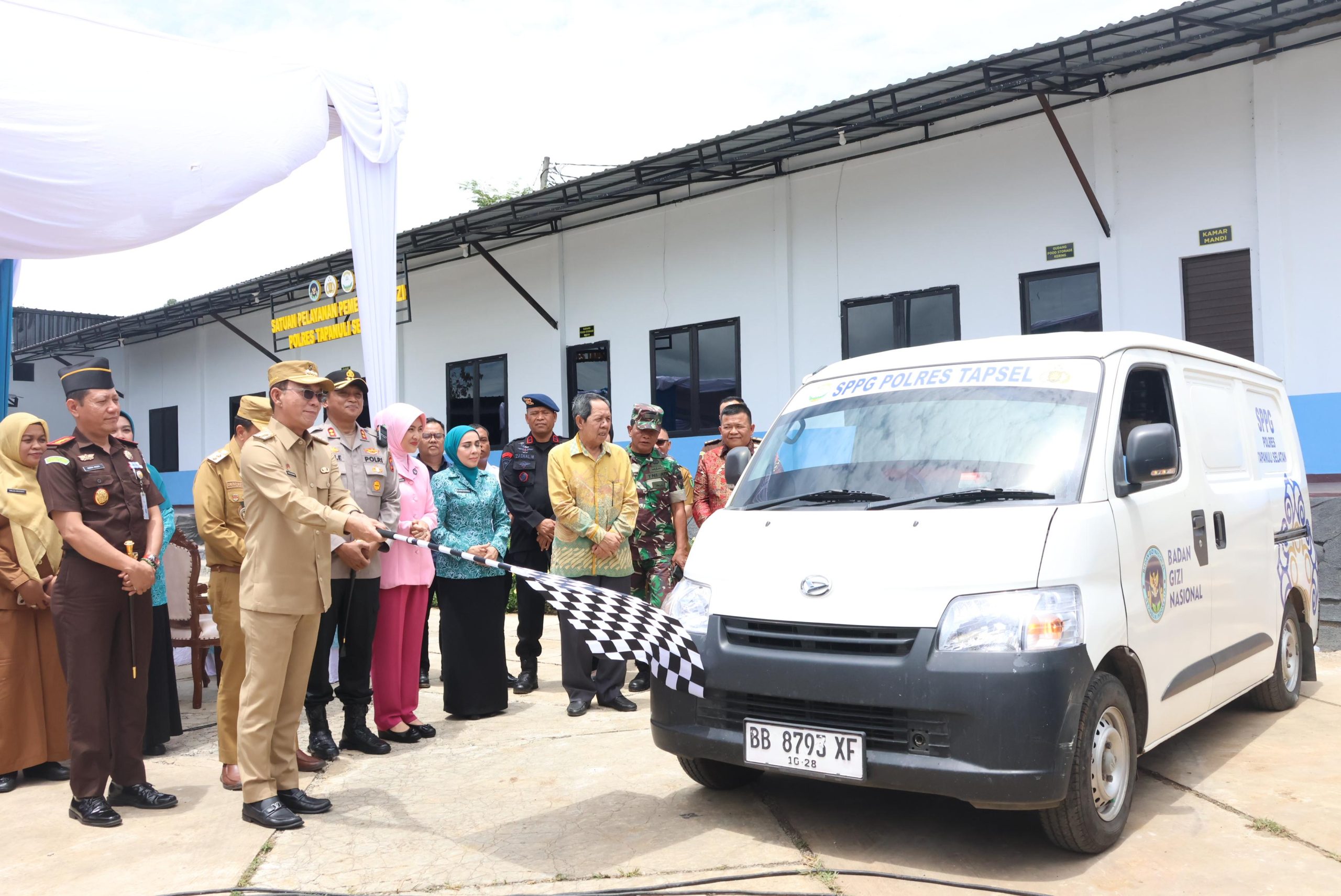 Bupati Tapsel, Gus Irawan Pasaribu, bersama jajaran Forkopimda saat meluncurkan program SPPG perdana
