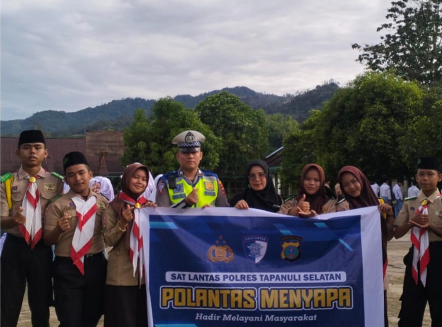 Personel Sat Lantas Polres Tapsel saat menggelar 'Polantas Menyapa' di MTS dan MA NU Batang Toru dalam rangka mengedukasi budaya tertib berlalu lintas