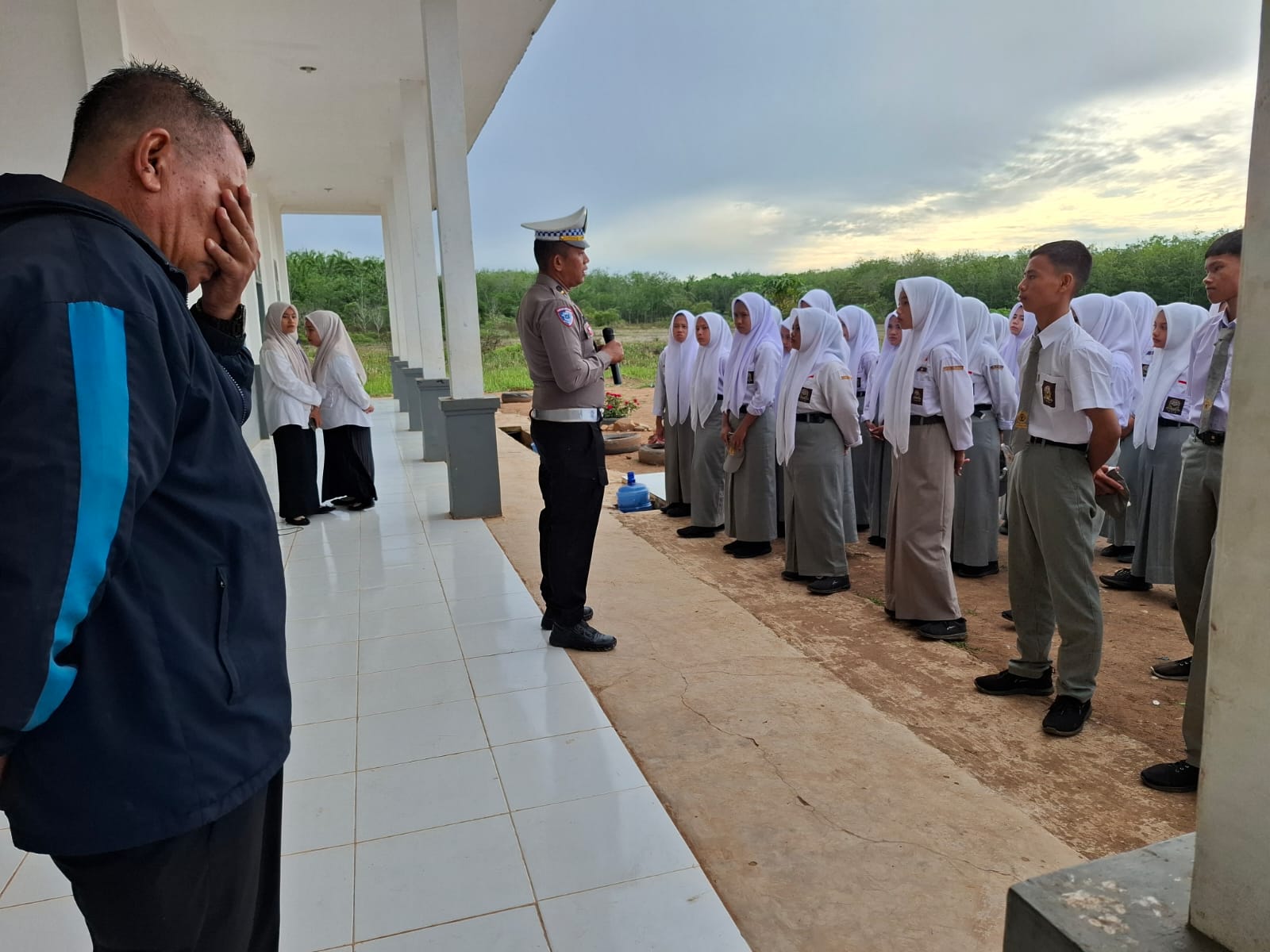 Kanit Lantas Padang Bolak, Ipda AR Naibaho, saat memberi edukasi terkait tertib berlalu lintas ke para siswa dalam kegiatan 'Polantas Menyapa'