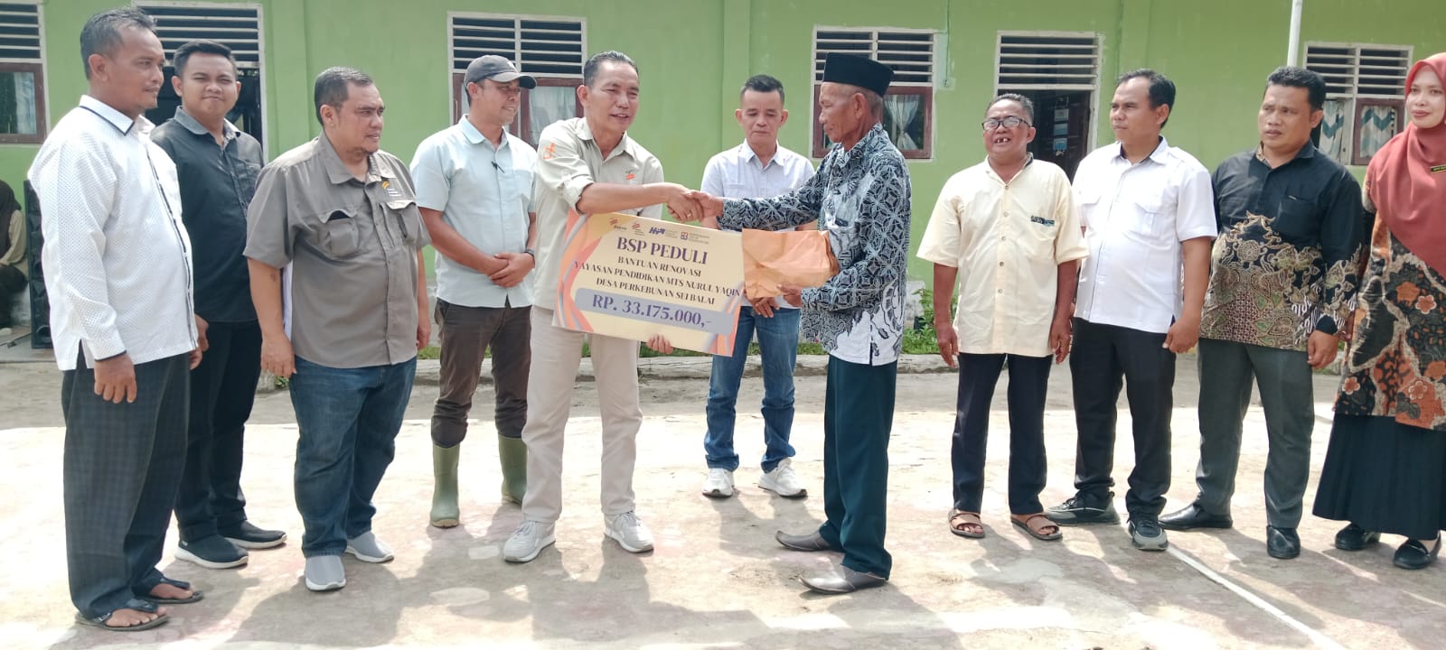 Perkebunan PT BSP Tbk Kisaran melalui program 'BSP Peduli' menyalurkan dana CSR untuk renovasi gedung sekolah MTS Nurul Yaqin Desa Perkebunan Sei Balai Lolotan sebesar Rp33.175.000