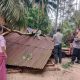 Bhabinkamtibmas Polsek Batang Toru, Bripka Adi Suito, bersama Babinsa Koramil 01/BT, Serka K Siregar, saat turun langsung ke rumah salah satu warga yang tertimpa pohon.