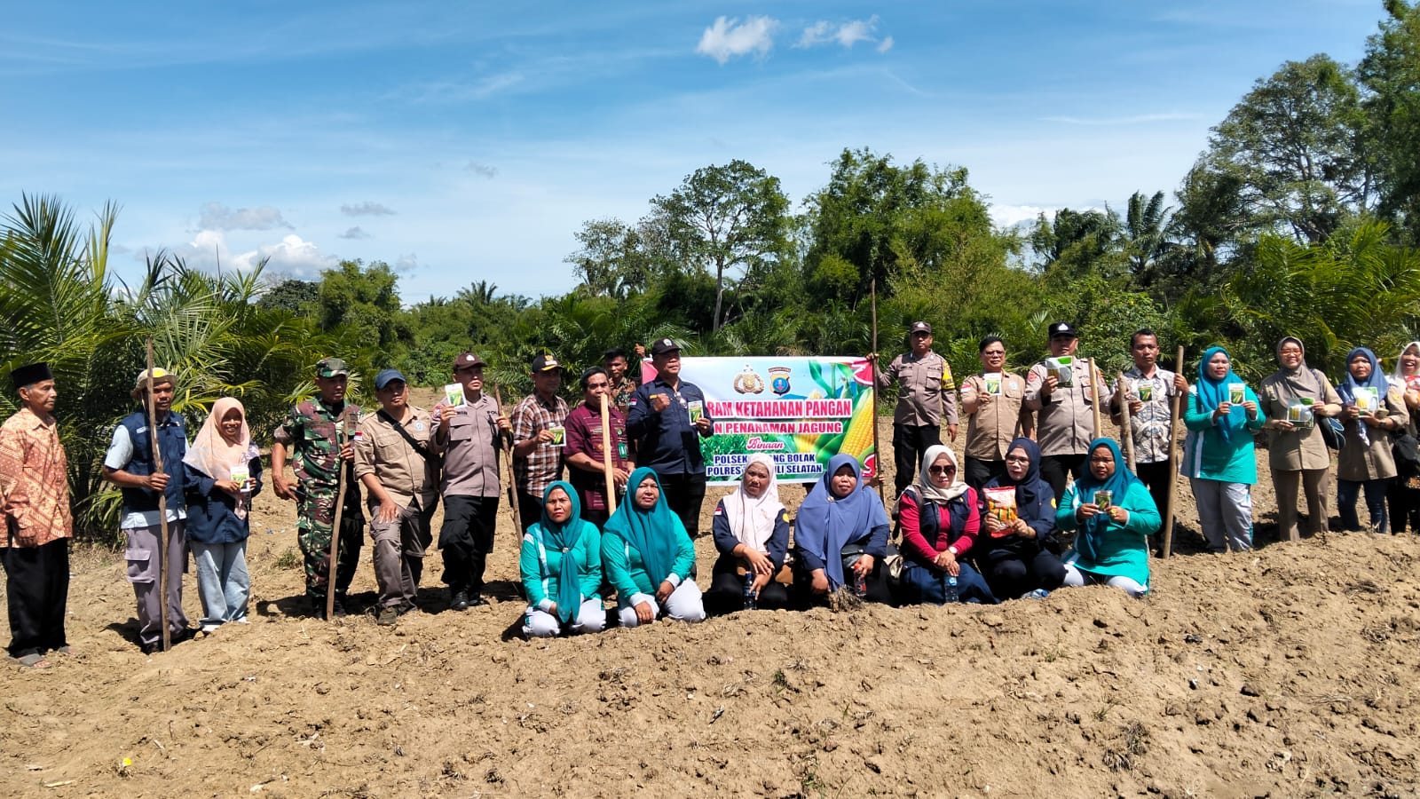 Personel Polsek Padang Bolak bersama perangkat desa dan lainnya saat penanaman jagung perdana ketapang tumpang sari jagung seluas 1 Hektare yang digelar di Sihoda Hoda, Kabupaten Paluta