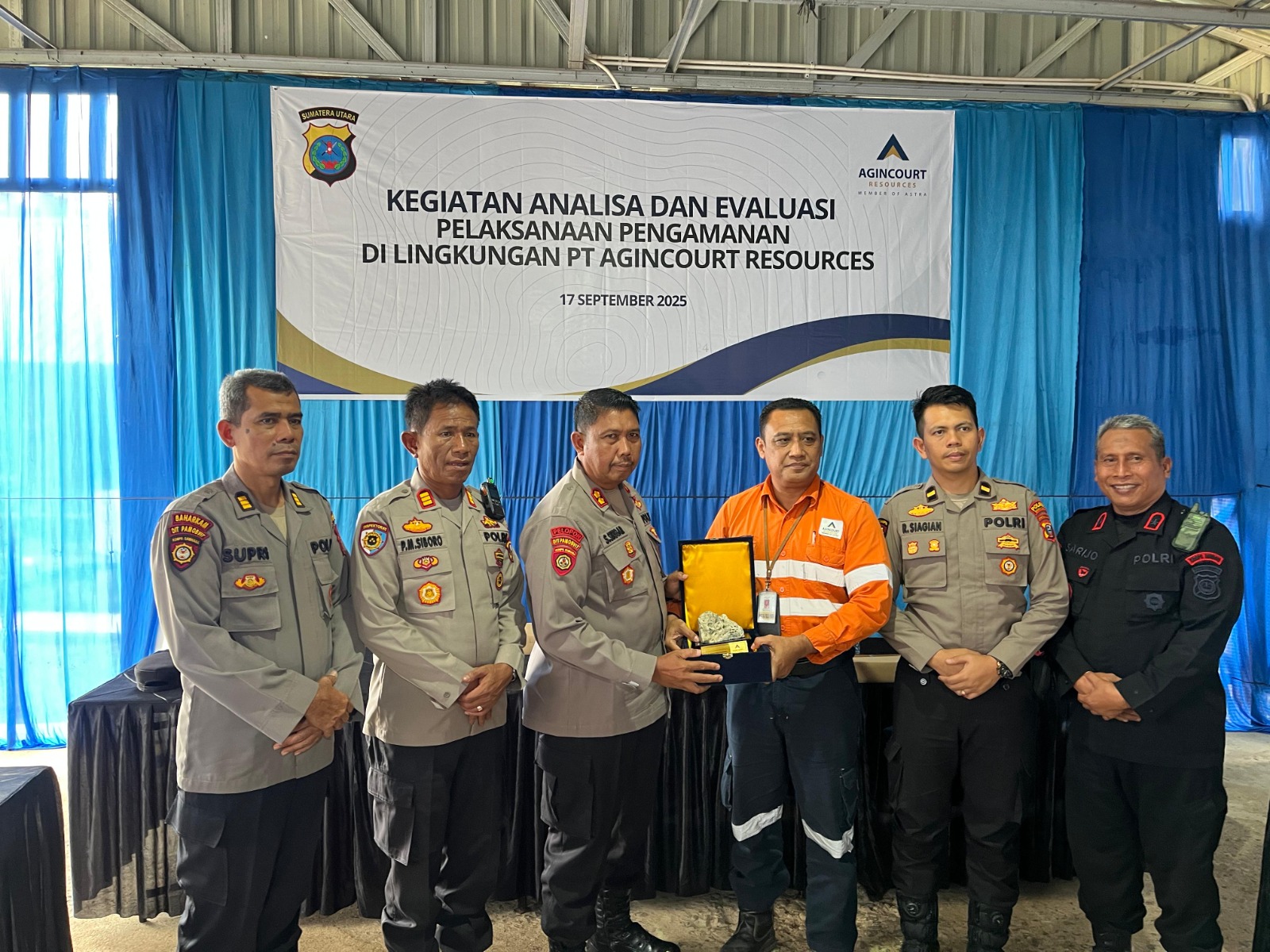 PTAR menyerahkan cinderamata ke Kasubdit Waster Ditpamobvit Polda Sumut, AKBP Dr Samsul Bahri Siregar, didampingi Panit 1 Waster Ditpamobvit AKP Supriyadi, Wadanyon C Sat Brimob Kompol Sarijo, Kapolsek Batang Toru AKP PM Siboro, dan lainnya sebagai bentuk apresiasi atas sinergi pengamanan di lingkungan objek vital nasional