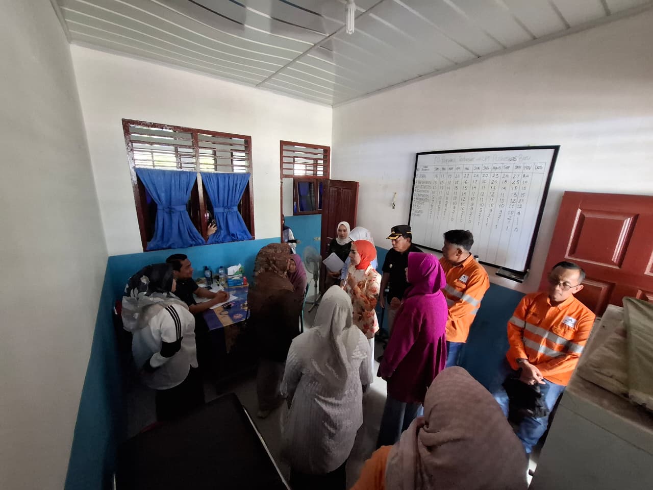 Wabup Tapsel Jafar Syahbuddin Ritonga, bersama Ketua TP PKK Ny Murni Gus Irawan, Manager Community Relations PTAR, Masdar Muda Harahap, saat meninjau pengobatan gratis dalam program dokter spesialis masuk desa yang berkolaborasi dengan perusahaan tambang emas Martabe