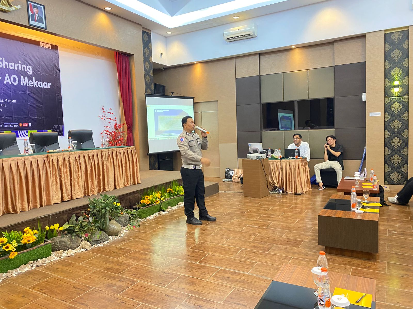 Kanit Kamsel Sat Lantas Polres Padangsidimpuan, Aipda Mara Hodum Hasibuan, memberi edukasi, simulasi, hingga imbauan penting terkait keselamatan dalam berkendara saat program 'Polantas Menyapa' dengan tema edukasi Safety Riding bersama PT PNM Mekaar Cabang Kabanjahe
