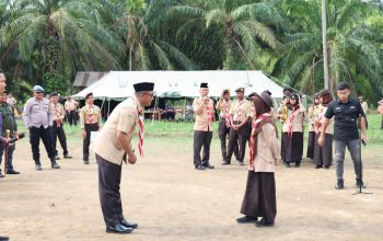 Kapolres Tapsel, AKBP Yon Edi Winara, saat menyapa salah satu peserta perkemahan Bhakti Saka Bhayangkara Polres Tapsel Cabang Paluta