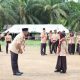 Kapolres Tapsel, AKBP Yon Edi Winara, saat menyapa salah satu peserta perkemahan Bhakti Saka Bhayangkara Polres Tapsel Cabang Paluta