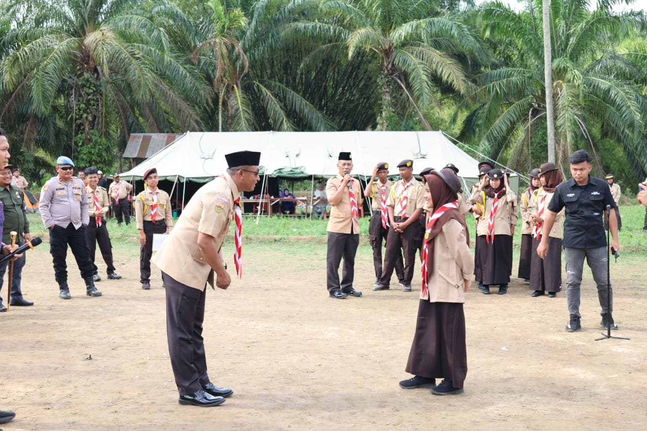 Kapolres Tapsel, AKBP Yon Edi Winara, saat menyapa salah satu peserta perkemahan Bhakti Saka Bhayangkara Polres Tapsel Cabang Paluta