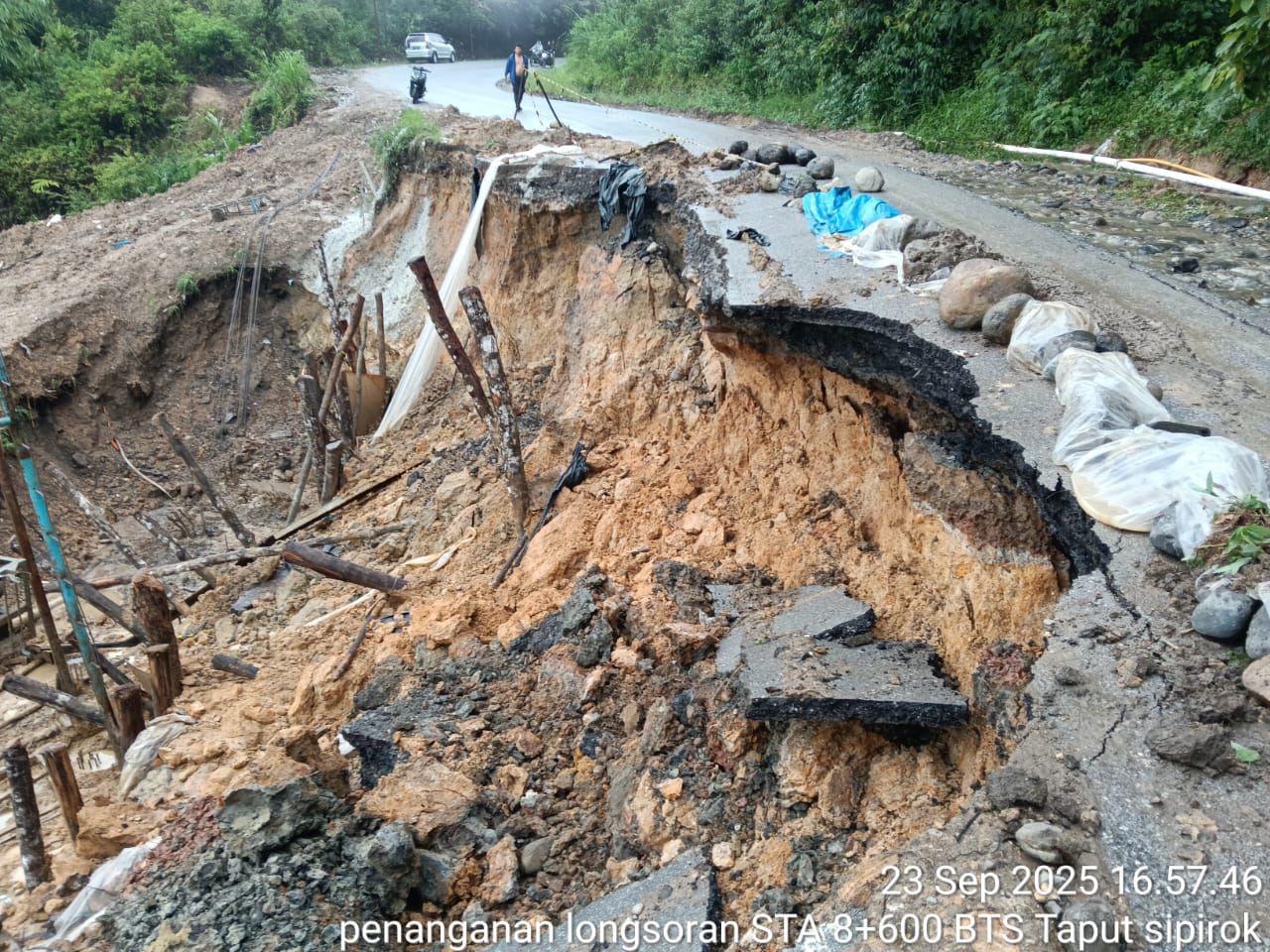 Beginilah kondisi di di Dusun Pengkolan, Desa Luat Lombang, Kecamatan Sipirok, Kabupaten Tapsel, yang longsor akibat hujan diguyur hujan deras