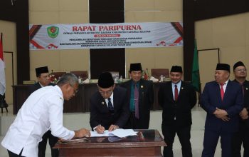 Bupati Tapsel, Gus Irawan Pasaribu, didampingi Wakil Bupati Jafar Syahbuddin Ritonga, saat menanda tangani nota kesepakatan rancangan perubahan KUA-PPAS disaksikan Ketua DPRD Rahmat Nasution, beserta Wakil Ketua Abdul Basith Dalimunthe dan Borkat